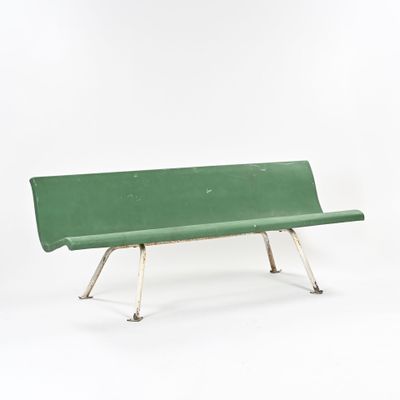 un banc vert posé sur une surface blanche