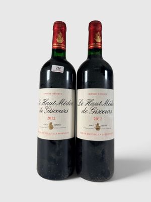 deux bouteilles de vin rouge posées l'une à côté de l'autre sur une surface blanche