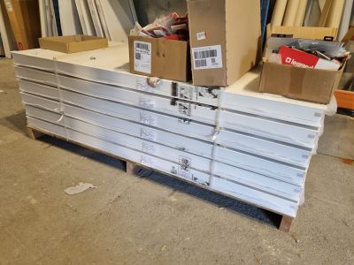 une pile de boîtes et de cartons sur une palette dans un entrepôt