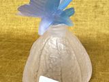 un sac en plastique orné d'un papillon bleu