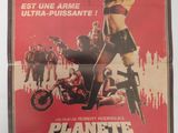 L'affiche du film « Planet Terror » est accrochée au mur.