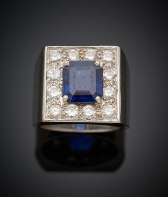 gros plan d'une bague en saphir bleu et diamant sur une surface noire