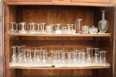 une armoire en bois sur laquelle sont posés de nombreux verres