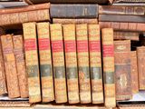 une boîte remplie de vieux livres posée sur une table