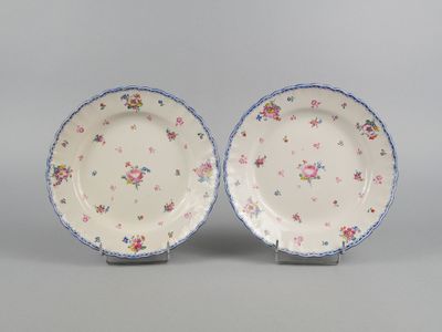 deux petites assiettes ornées de motifs floraux, posées côte à côte