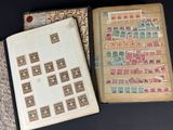 un livre ouvert avec des timbres, posé sur une table