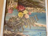 une affiche posée sur la table, représentant une plage