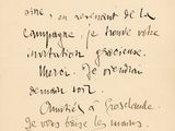 une vieille lettre manuscrite accompagnée de la photo d'un homme en costume-cravate