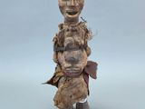 un gros plan sur une statue en bois représentant une personne avec un bébé