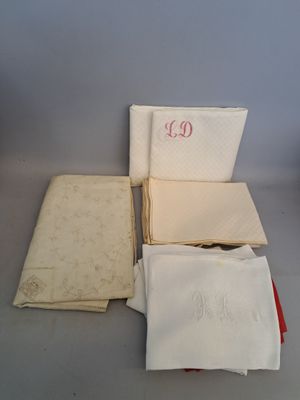 Linge de maison anciens dont grande nappe damassée chiffrée LD à motif