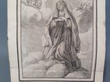 un dessin en noir et blanc représentant une femme debout sur un nuage
