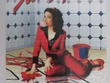 une affiche de cinéma représentant une femme en robe rouge assise par terre