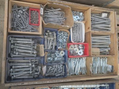 de nombreux types de vis et d'écrous dans une boîte