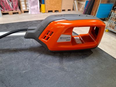 un sèche-cheveux orange et noir posé sur une table