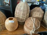 beaucoup de paniers posés sur une table