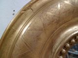 gros plan d'une plaque d'or avec un miroir en arrière-plan