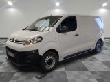 la camionnette blanche est garée sur le sol en damier d'une pièce