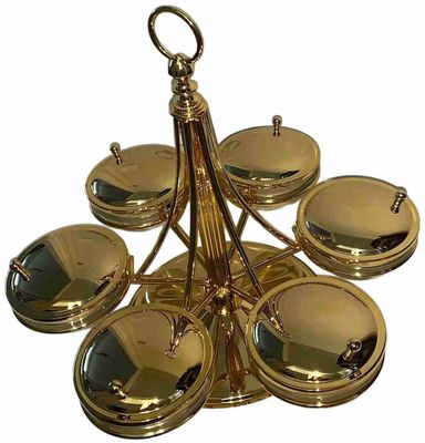un plateau en or orné de six miroirs
