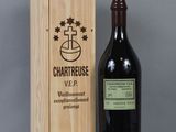 une boîte en bois avec une bouteille de vin à côté