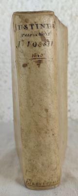 un petit vase sur lequel figurent des inscriptions, posé sur une table