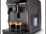 la machine à café a deux tasses de café devant elle