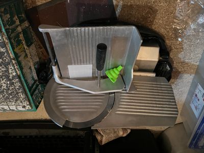 une petite machine posée sur un comptoir