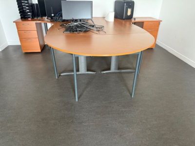 une image représentant un bureau avec un ordinateur et des haut-parleurs