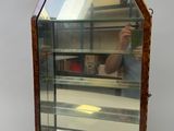 un homme en train de prendre une photo d'une vitrine en verre