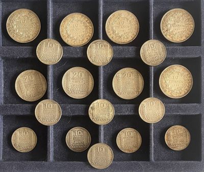beaucoup de pièces de monnaie qui se trouvent dans une boîte