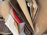 une boîte remplie de livres et de papiers posée par terre