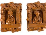paire de plaques en bois sculpté représentant une femme et un homme