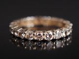 gros plan d'une bague en diamant sur une surface noire
