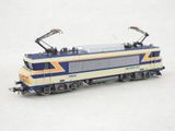 un train bleu et jaune sur les rails, sur un fond blanc
