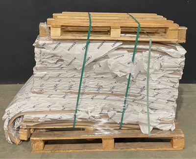 une palette remplie de palettes en bois posées sur une palette