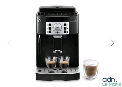 la machine à café a deux tasses de café devant elle