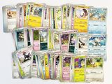 beaucoup de cartes Pokémon posées ensemble sur la table