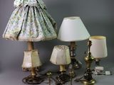 un grand nombre de lampes posées sur une table