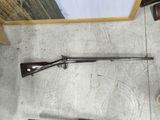 Deux armes sont posées par terre, l'une à côté de l'autre.