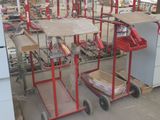 un chariot rouge qui se trouve au milieu d'un entrepôt