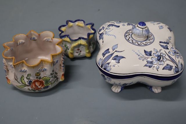 Montagnon. Faience. Bonbonnière quadripode, deux vides poches