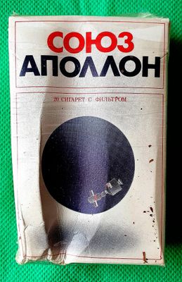un paquet de cigarettes posé sur une surface verte