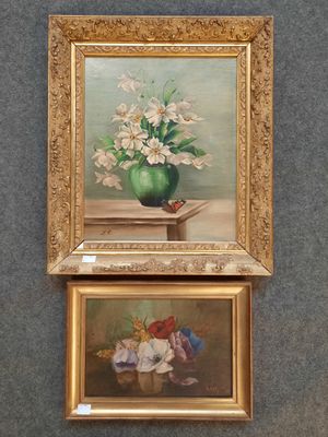 Deux tableaux représentant des fleurs sont accrochés l'un à côté de l'autre sur un mur.