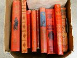 une boîte pleine de livres posée sur le sol