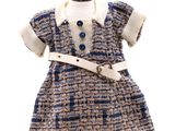 une robe sur un mannequin, avec une ceinture