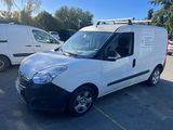une camionnette blanche garée dans un parking à côté d'autres véhicules