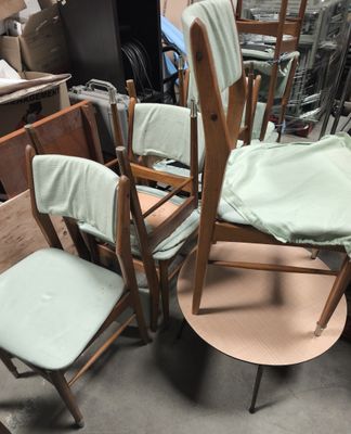 de nombreuses chaises et tables dans une pièce où il y a beaucoup de chaises