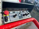 un gros plan sur le tableau de bord d'un camion