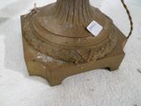 un vase posé sur une table, sur lequel est accrochée une étiquette