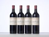 trois bouteilles de vin sont alignées sur une table