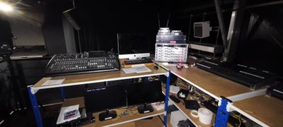 une photo d'un bureau d'ordinateur sur lequel sont posés de nombreux appareils électroniques